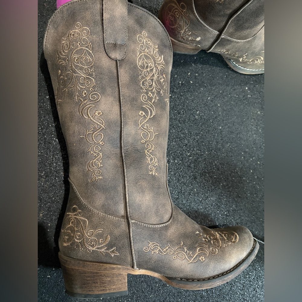 Roper Dark Brown Embroidered Heeled Boots